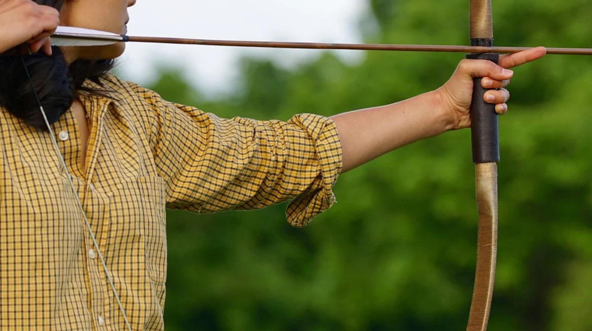 В Шымкенте мальчика ранило стрелой из лука прямо на стадионе