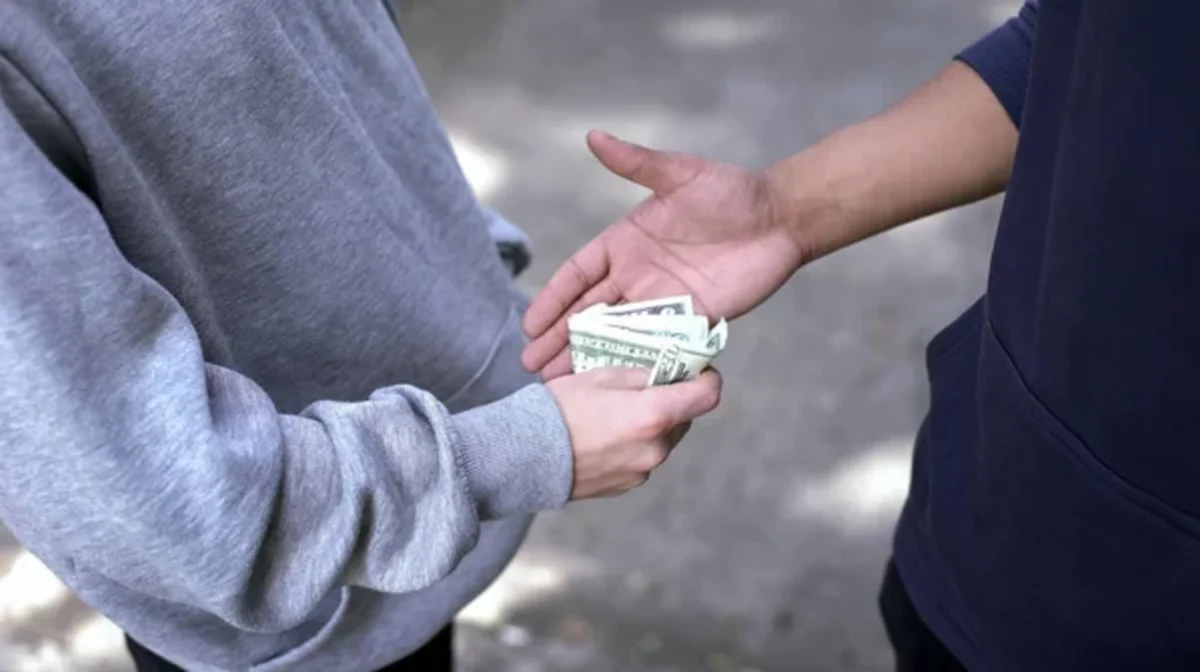 Оқуға кеткелі жатқан оқушыны қарумен қорқытып, 20 млн теңге талап еткен