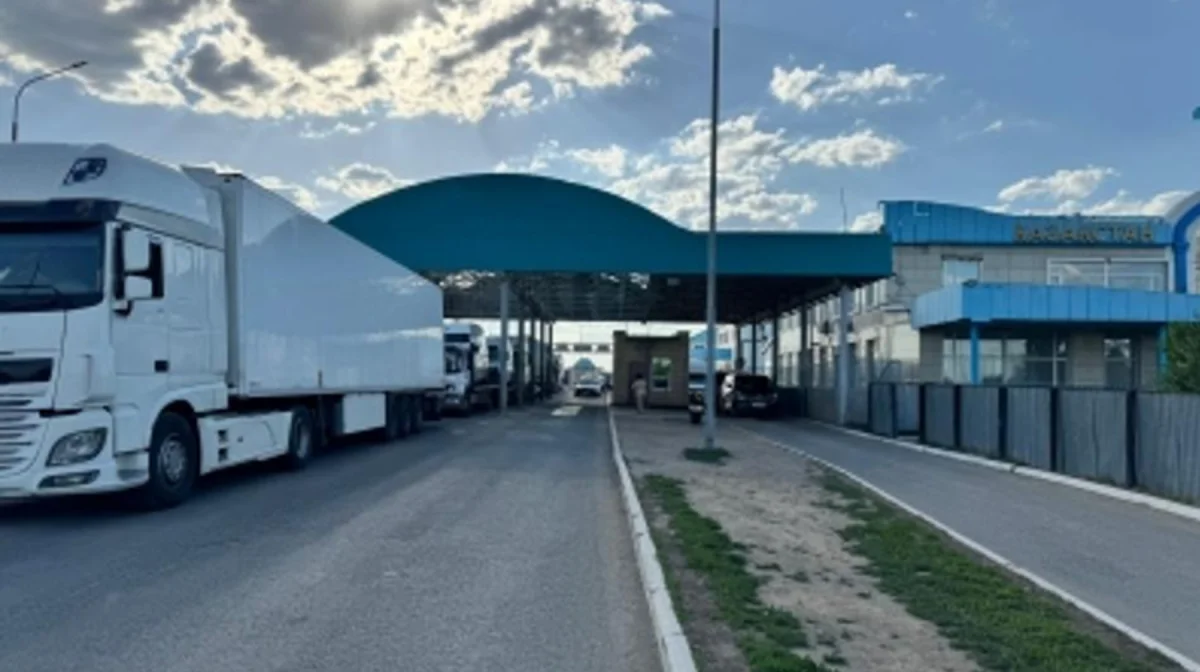 Граница снова буксует: многокилометровые пробки на казахстанско-российской границе