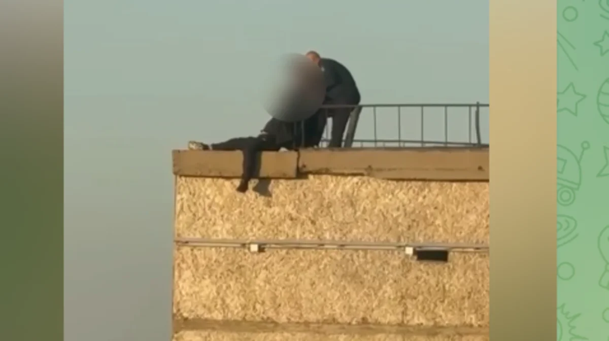 Екібастұзда ер адам тоғыз қабатты үйдің шатырынан секірмек болған