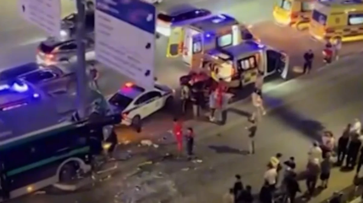 Астанада автобус жол апатына ұшырап, 10 адам зардап шекті