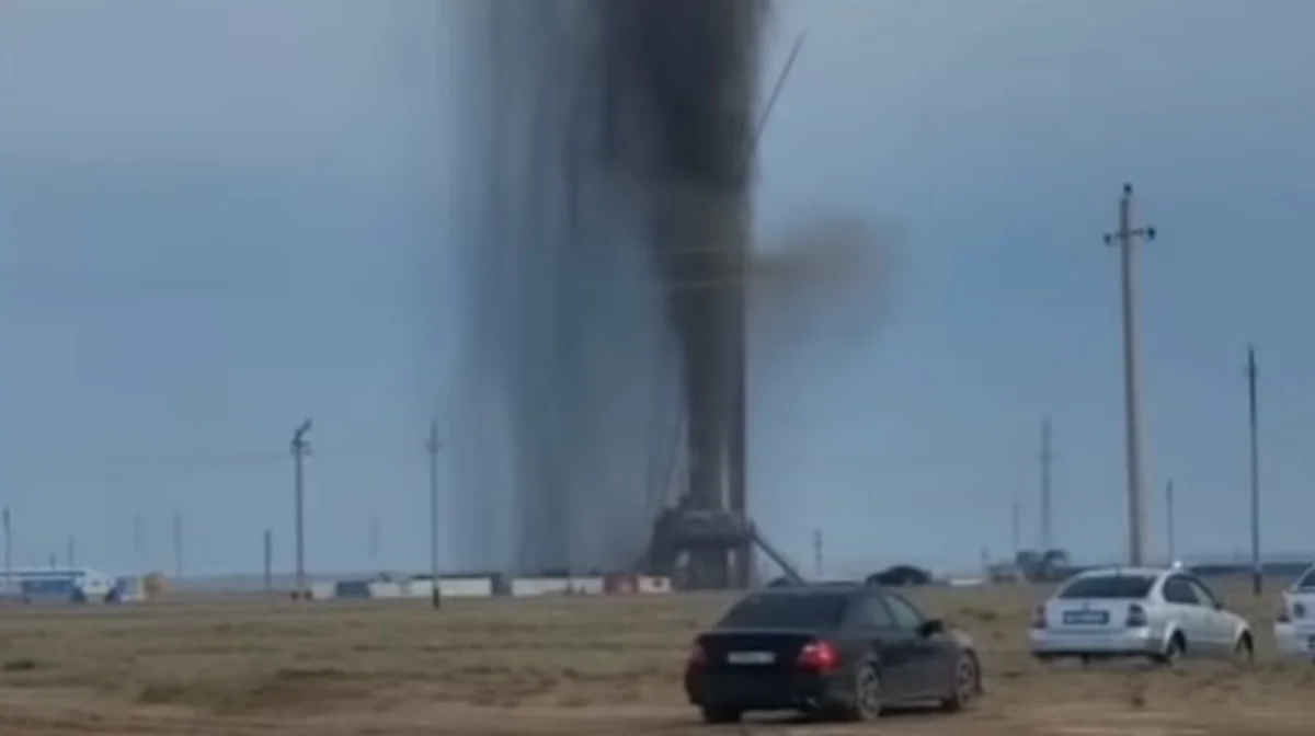 Близ Жанаозена произошёл выброс из нефтяной скважины (ВИДЕО)