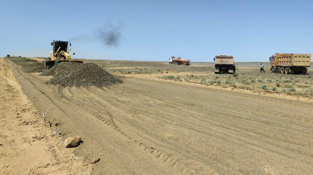 Ақтөбе облысындағы Шалқар-Бозой-Нүкіс тас жолындағы жөндеудің уақытында бітпеуіне не себеп?