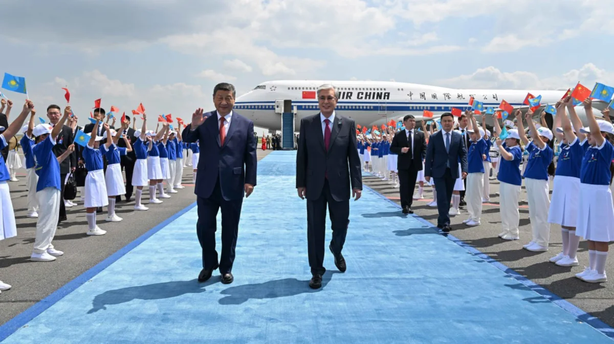 Тоқаев Си Цзиньпинді Астана әуежайынан қарсы алды