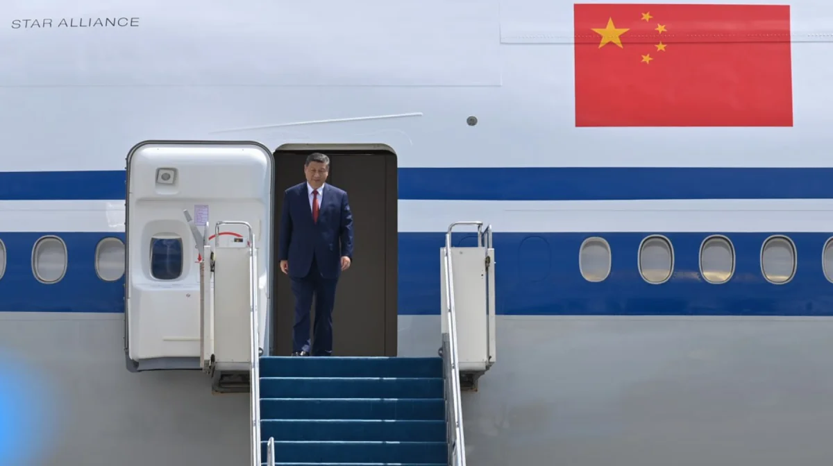 С истребителями и детьми у трапа: как Казахстан встретил Си Цзиньпина