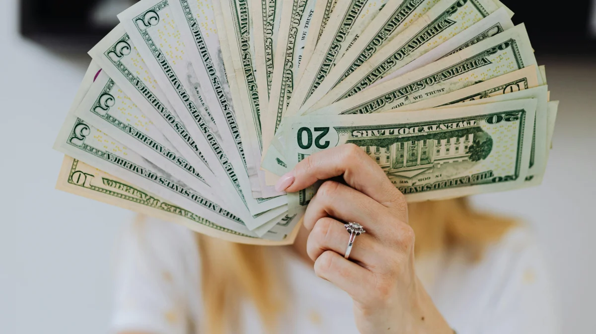 Казахстанцы вывели более 13 млн долларов со счетов Нацфонда