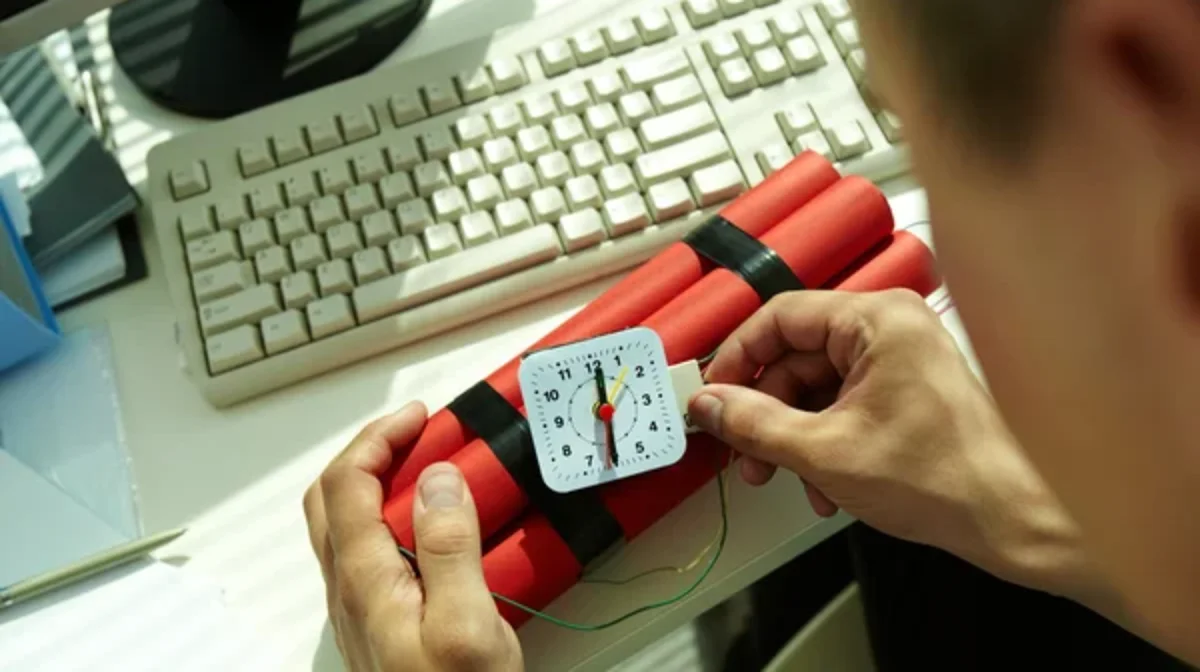 «Вокзалда бомба бар»: Алматы тұрғыны таксофоннан 4 рет қоңырау шалған