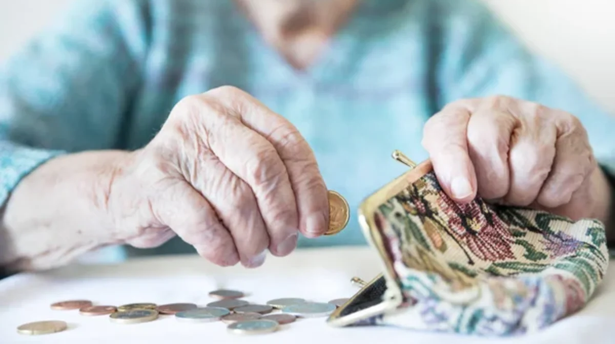 Зейнетақы төлемдеріне 1,7 трлн теңге бөлінді: Кім қанша алады?