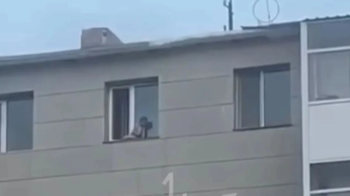 «Куда смотрят родители»: очевидцы сняли на видео малыша на карнизе 5 этажа в Жезказгане