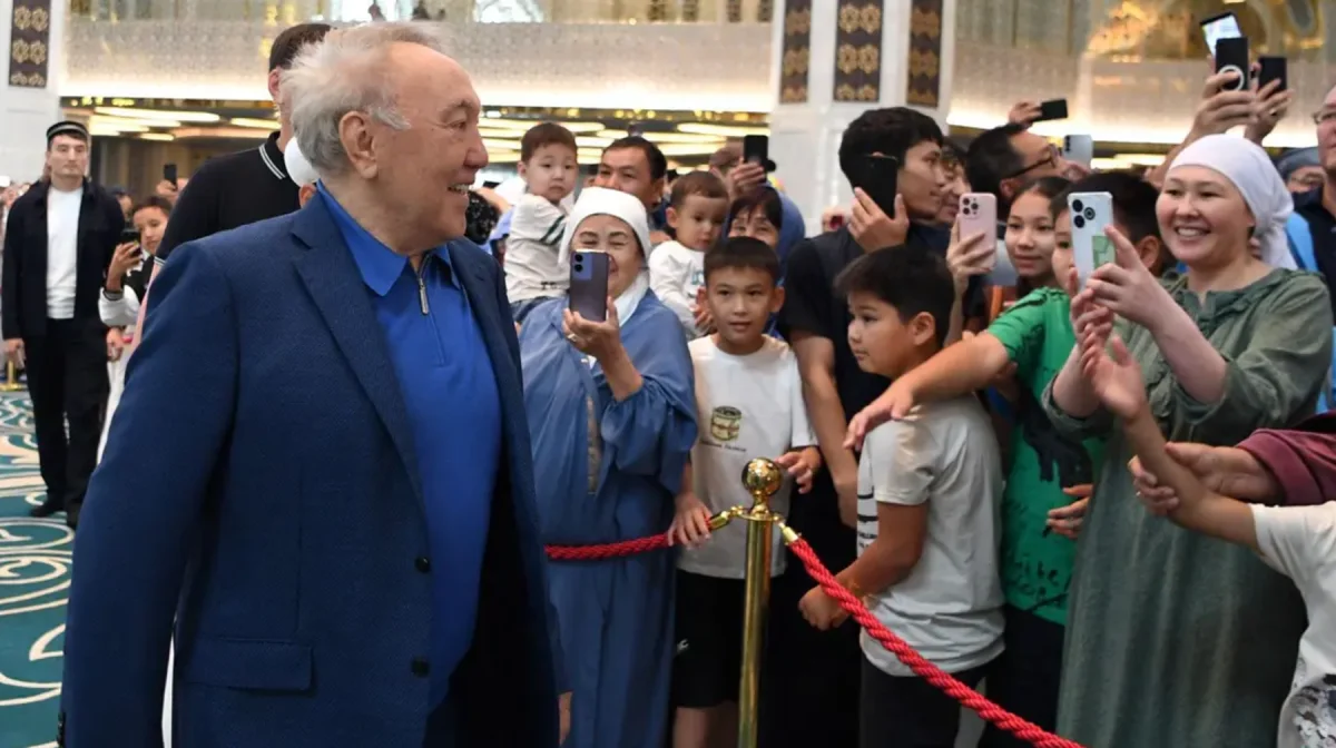 Назарбаевтың Астананың Бас мешітінде жүрген видеосы тарады