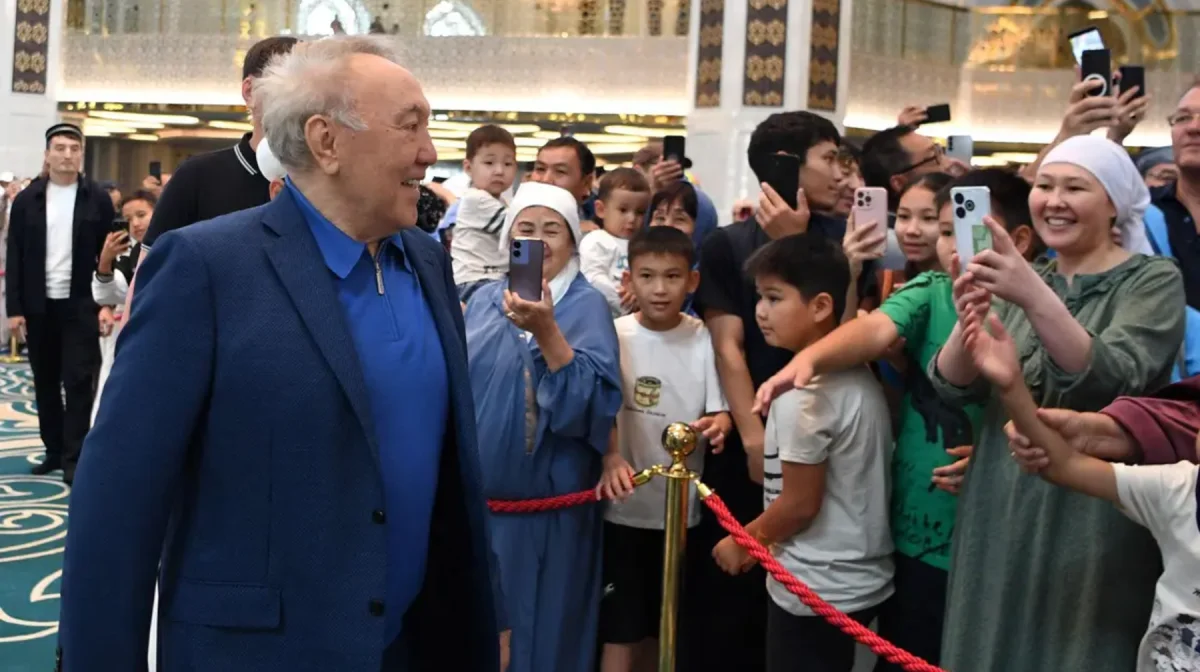 Совершил дуа за мир и единство народа: Назарбаев посетил центральную мечеть Астаны