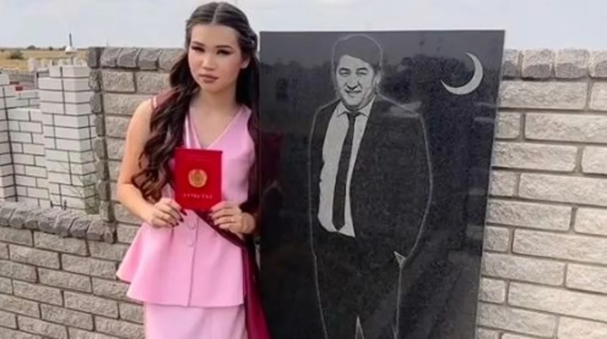 «Молаға барып видео түсіру сән бе?»: Мектеп бітірген қыз әкесінің басына барып, қызыл аттестатын көрсетті