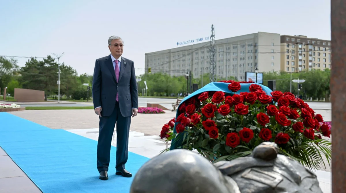 Тоқаев Әлия Молдағұлованың ескерткішіне гүл шоқтарын қойды