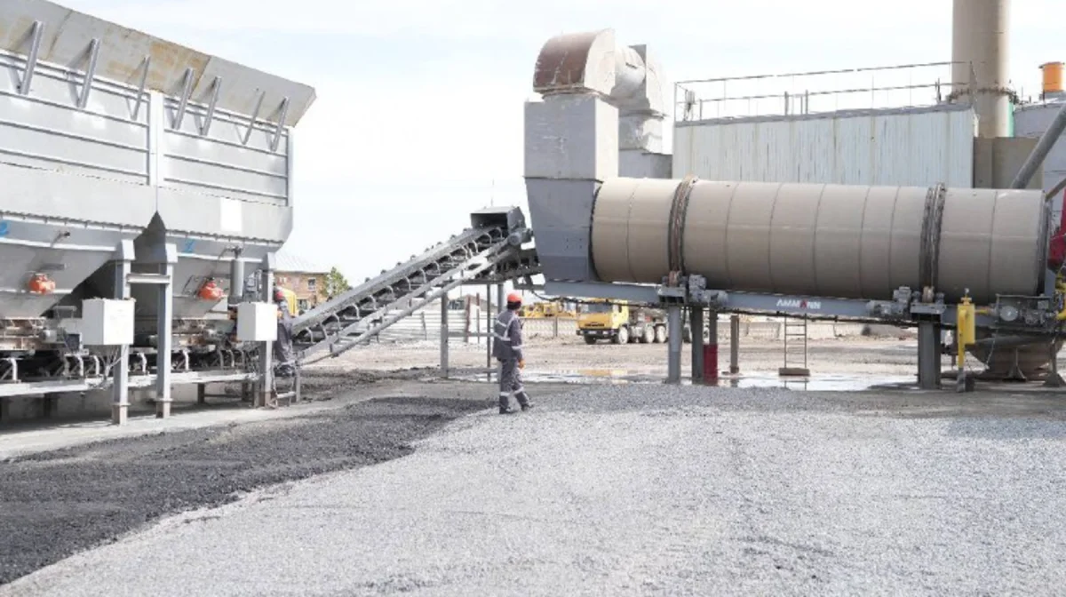 Дороги разваливаются - кто виноват? Минтранспорта начинает проверку асфальтовых заводов