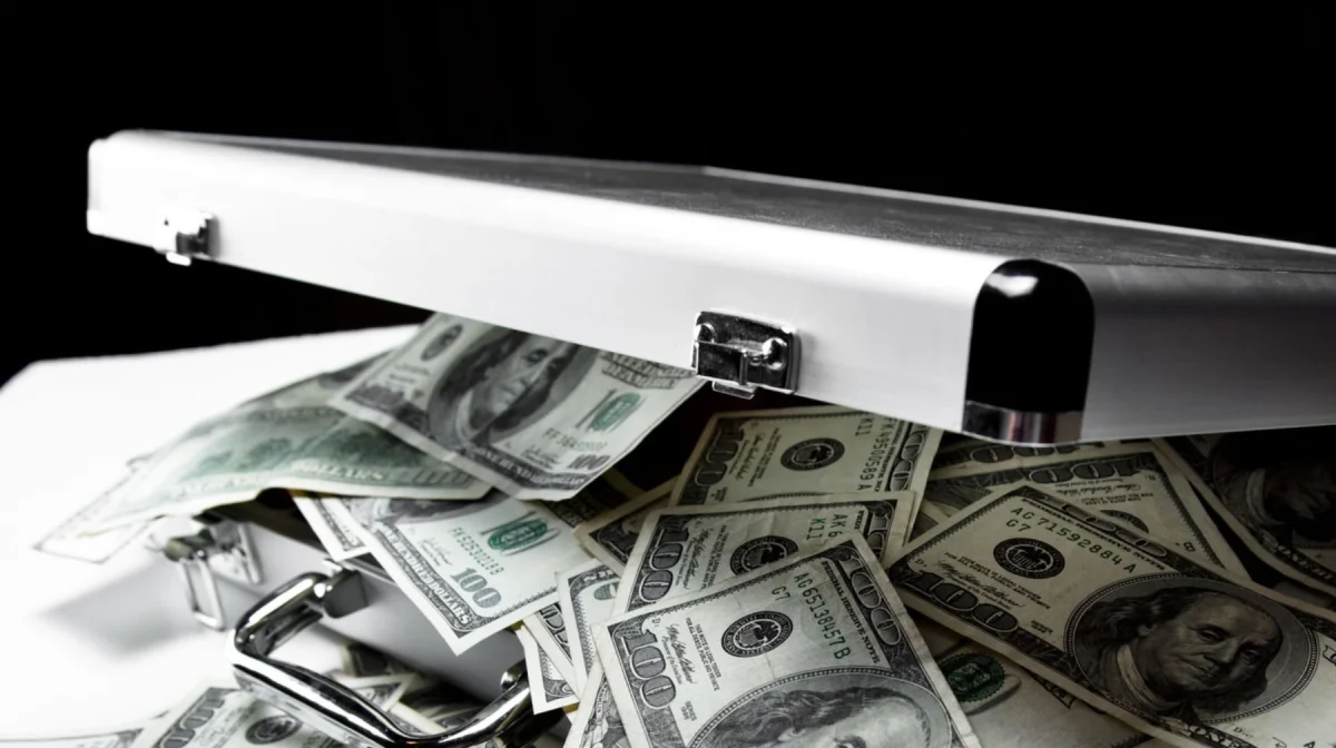 370 тысяч долларов наличными: в домах у бывших вице-министров прошли обыски