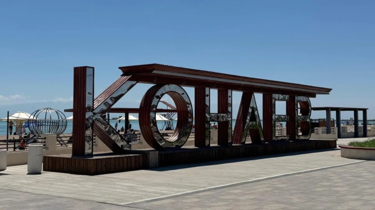 До 4 тысяч отдыхающих в день и камеры с ИИ: как поддерживается чистота на пляжах Конаева