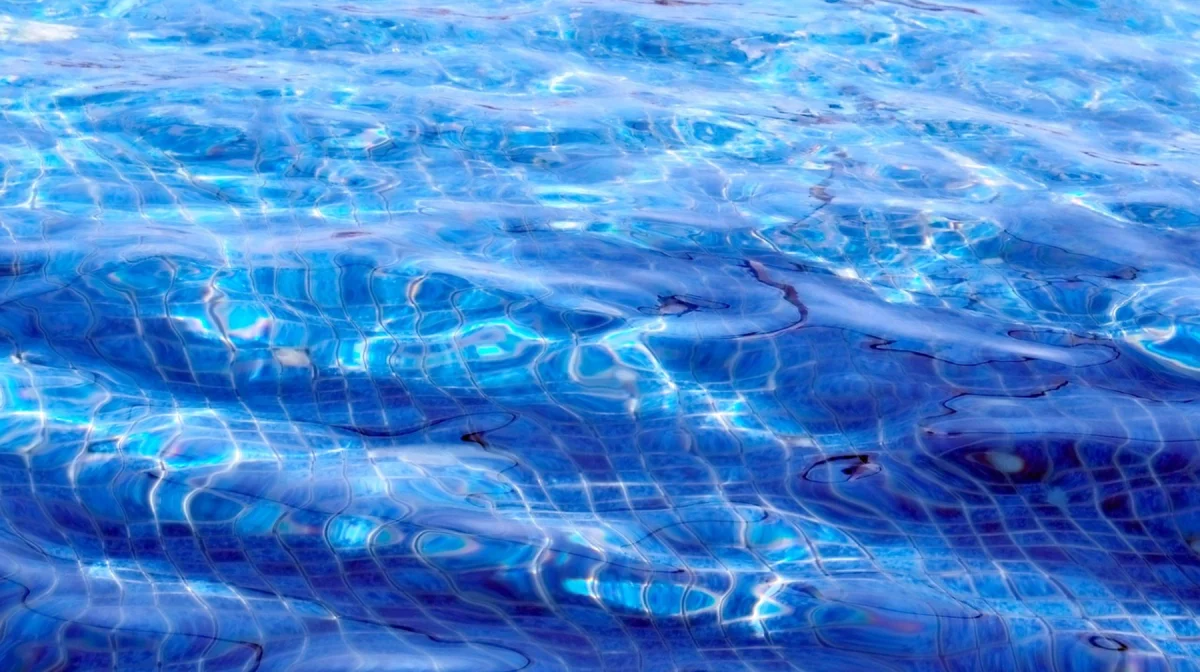 Атырауда бассейнге түскен 15-ке тарта адам уланып қалды