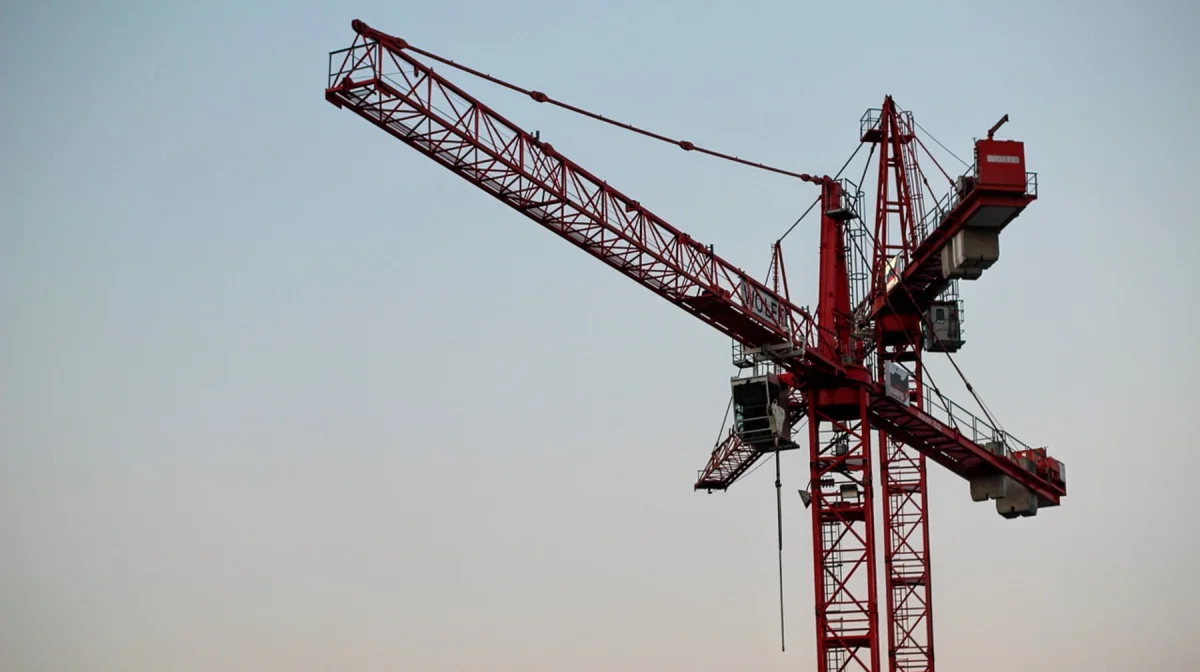В Астане трагедия на стройке BI Group: упал кран, есть погибший
