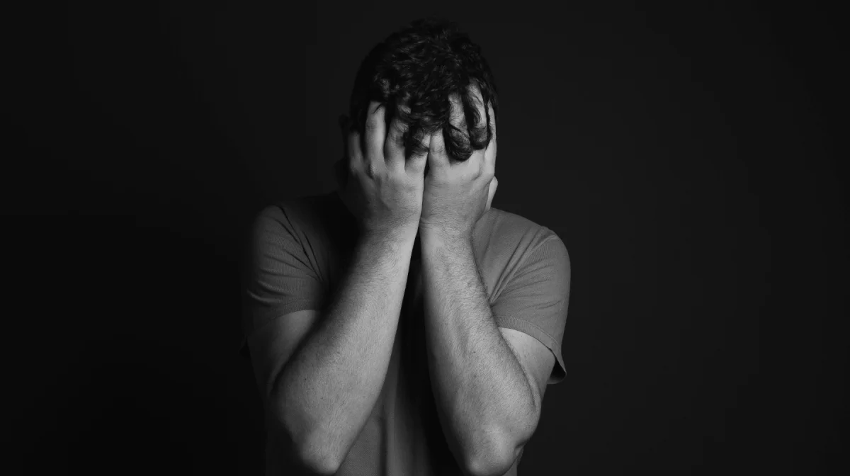 В Актау мужчина погиб, спрыгнув с крыши многоэтажки на глазах у спасателей