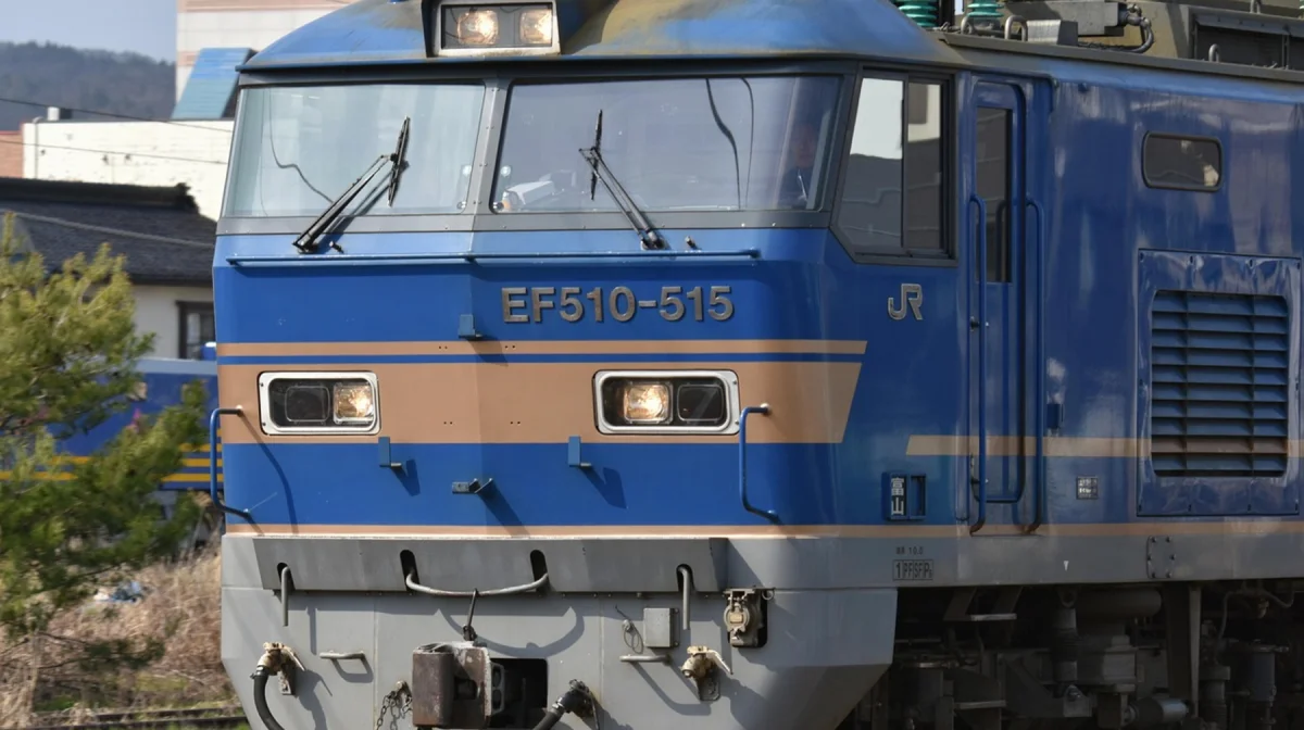 Подросток залез на крышу поезда и получил удар током в Алматы