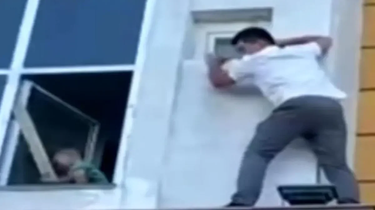 Астанада ер адам көпқабатты үйдің терезесінің жақтауында отырған баланы құтқарып қалды