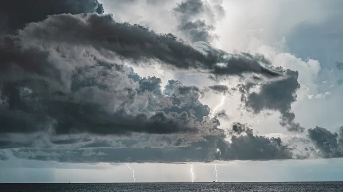 После аномальной жары по Казахстану ударят ливни и град