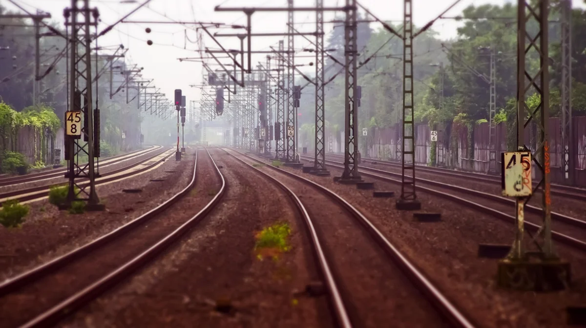 Изношенные рельсы и мосты: в Казахстане выявлены масштабные нарушения на железной дороге