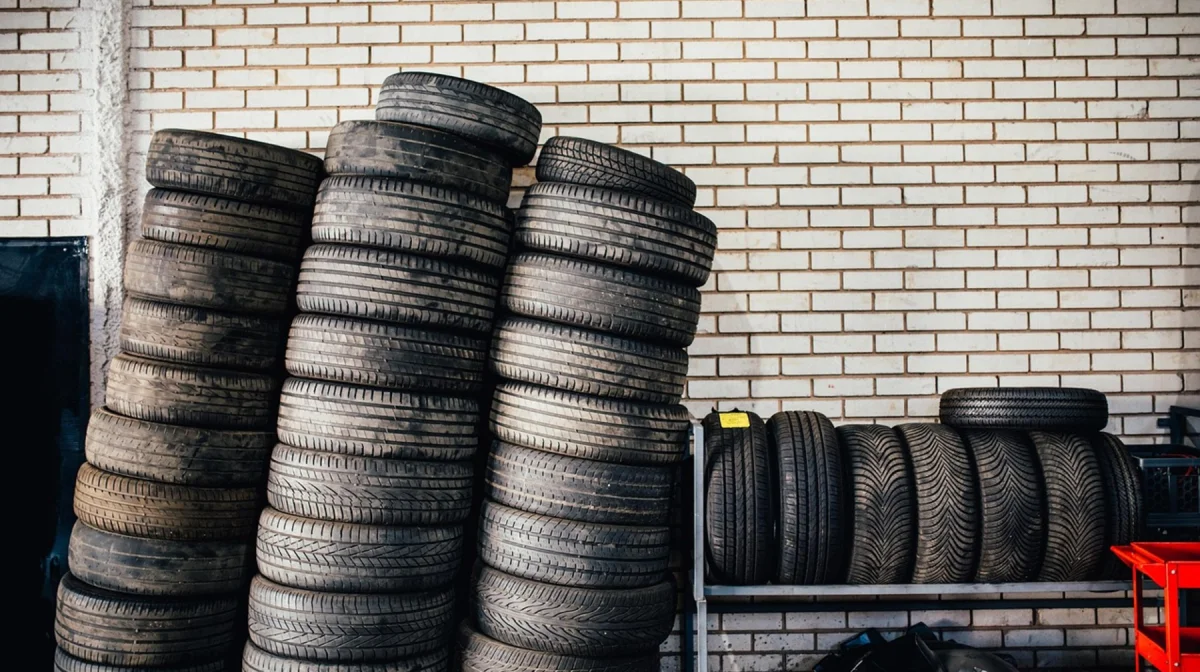 Хлынули, как поток мусора: в Казахстан завезли старые шины вопреки запрету