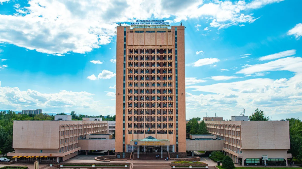 Трагедия в КазНУ: первокурсница выпала с 14 этажа здания ректората