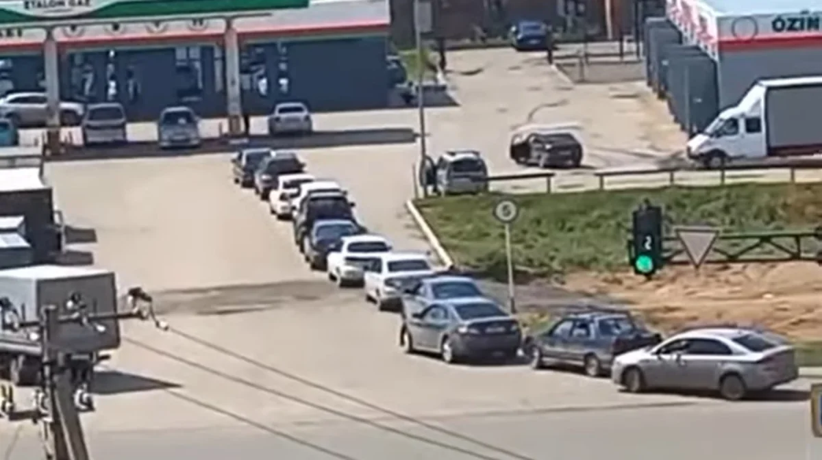 Дефицит и рост цен: водители в Актобе штурмуют газовые заправки (ВИДЕО)