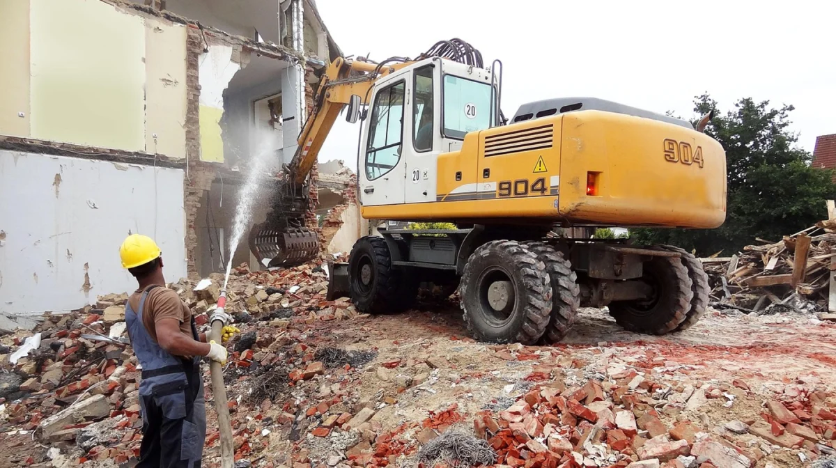 Снос с драмой: владелец дома угрожал самоподжогом на глазах у депутата Базарбека