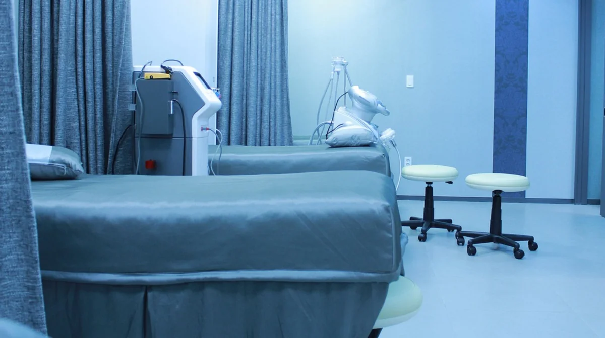 В Павлодаре выписали мальчика, которого мать сбросила с пятого этажа