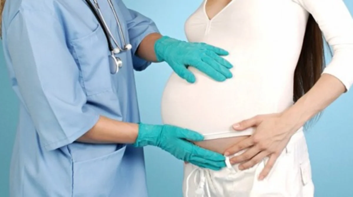 «Нәресте жатырда өлген»: Атбасарда акушер әйелдің ішін шынтағымен басқан