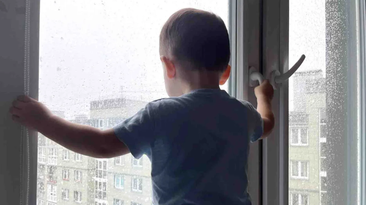 Павлодарда анасы терезеден лақтырған 7 жастағы баланы әкесі алып кетті