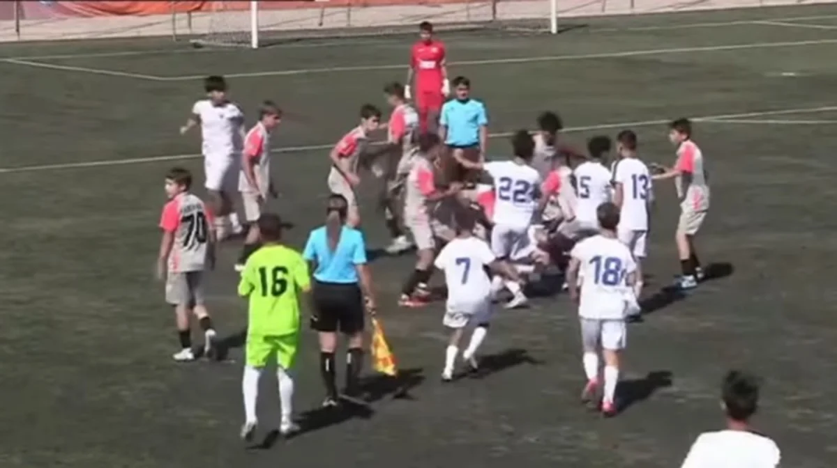 Массовая драка произошла на чемпионате Казахстана по футболу (ВИДЕО)