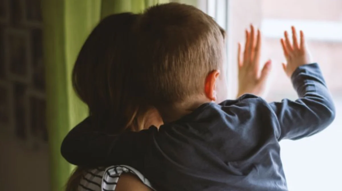 «Көбелек секілді ұш»: әйел бес жастағы баласын терезеден лақтырып жіберді