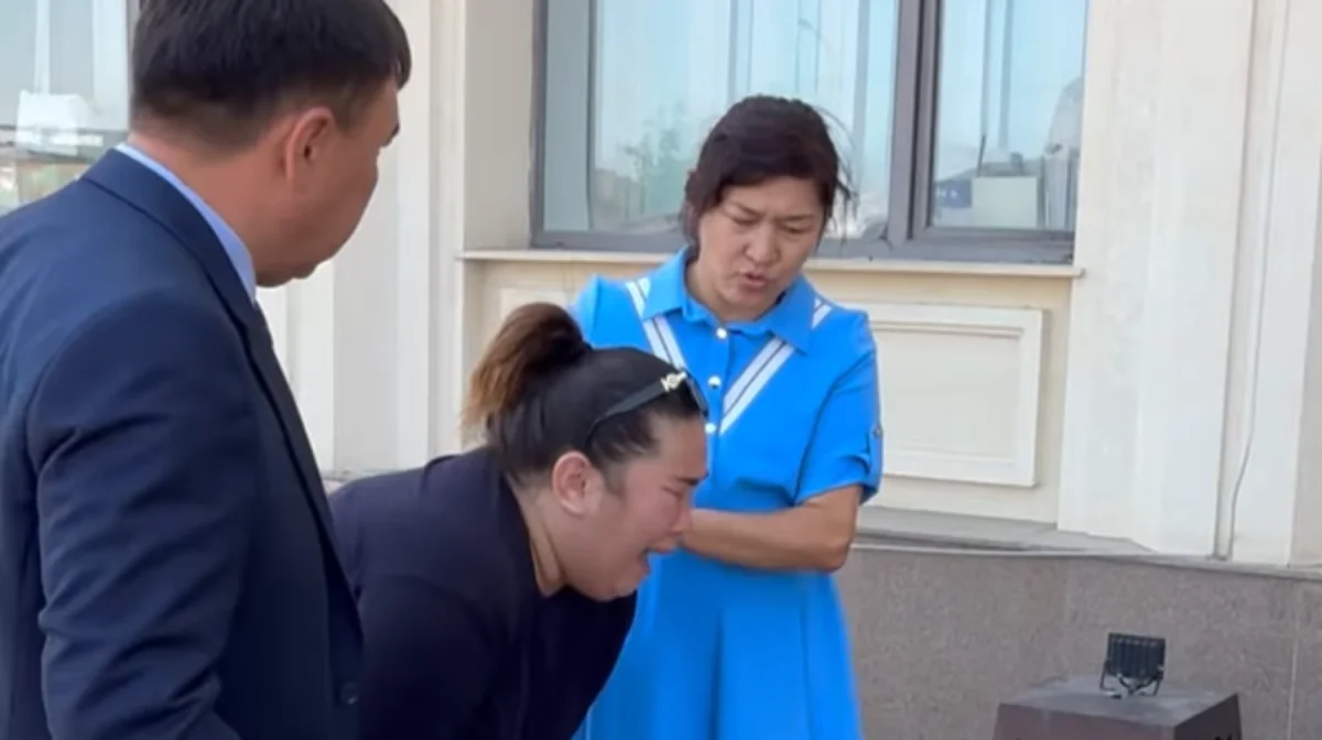 В Каскелене многодетная мать пыталась поджечь себя у акимата (ВИДЕО)