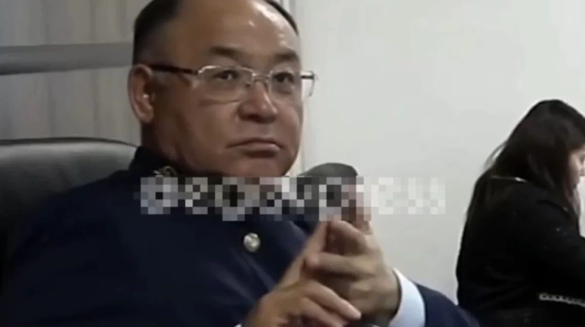 «Саусағымен тор белгісін көрсетті»: Желіде тағы бір судьяның түсініксіз әрекеті тарап кетті