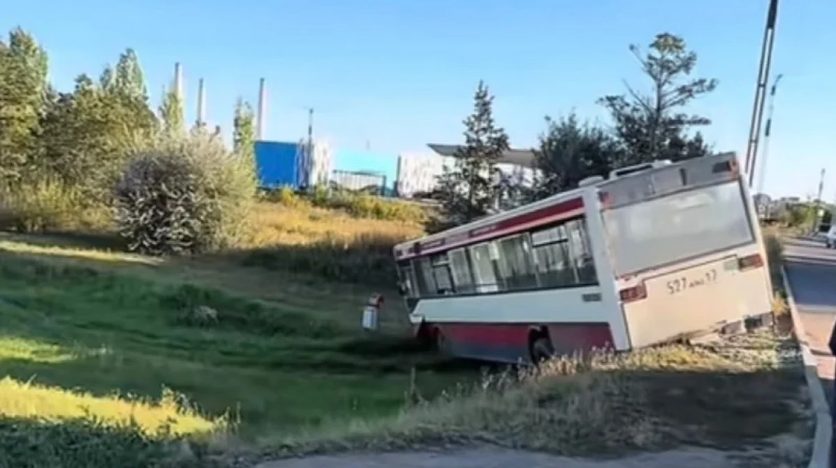 Служебный автобус съехал с дороги в Астане: пострадали 14 человек