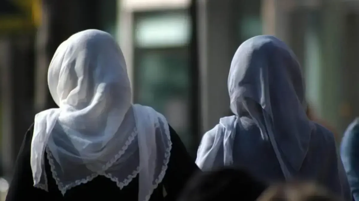 Өзбекстан имамдардың әйелдерінен хиджабтарын шешуді талап етіп жатыр