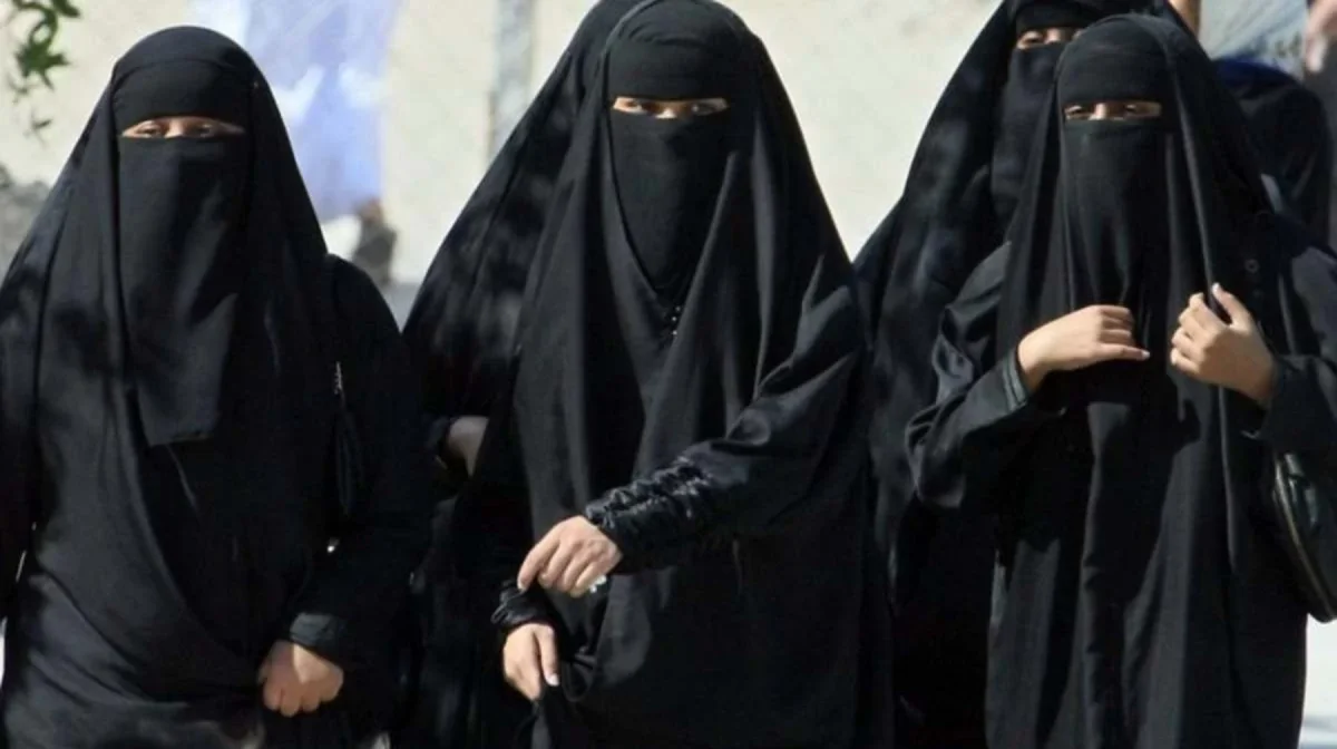 Бет-әлпетті тұмшалауға тыйым: Елімізге келген шетелдіктер де заңға бағынуға міндетті