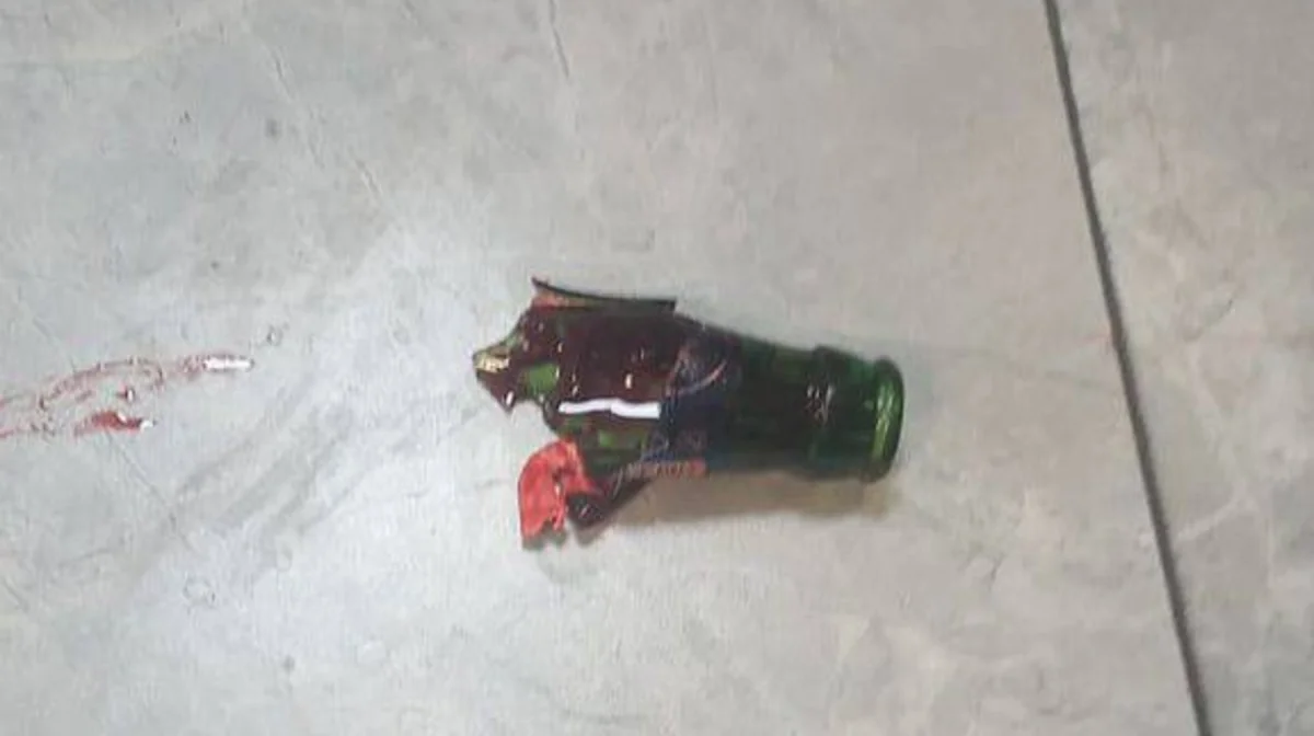 В аэропорту Алматы мужчина порезал себе горло