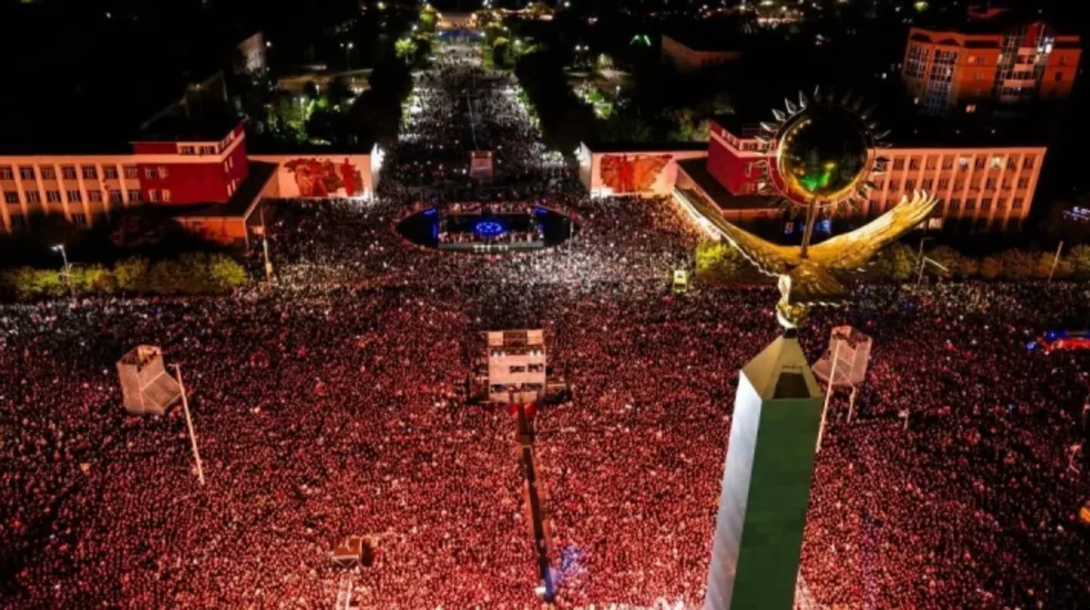 Қарағандыда Кеншілер күніне арналған концертті 120 мың адам тамашалап, рекорд тіркеді