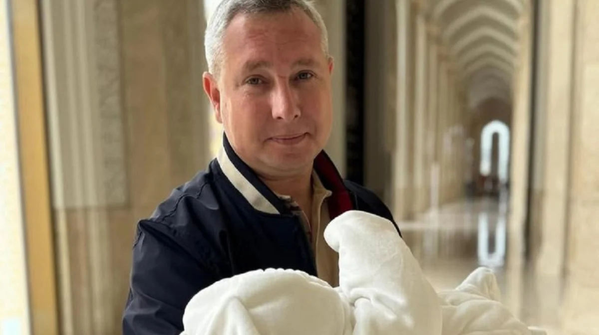 «Геннадийқызы Адель»: Сенат депутаты сәбиіне мешітте азан шақырып, ат қойған