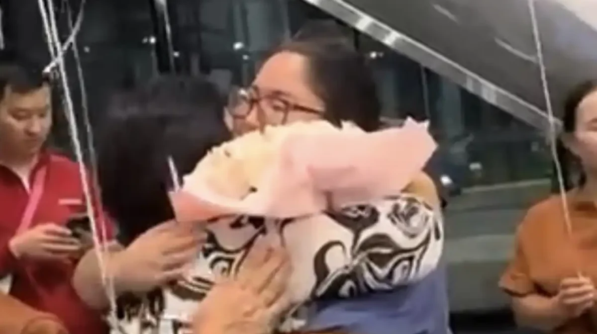 «Шетінеп кетті» делінген қазақ қызы 25 жылдан кейін ата-анасымен қауышты