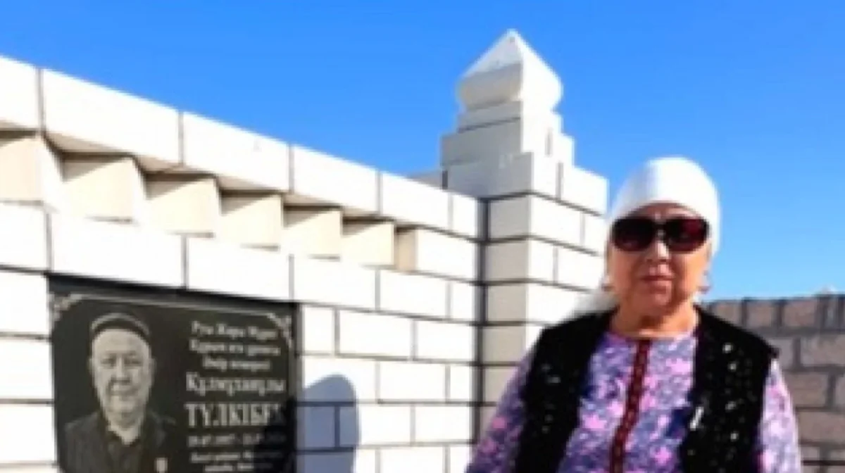 «Жер астындағы адамды тыныш қоймадыңдар»: Маңғыстауда зират басына қойылған құлпы тасты ұрлап кеткен