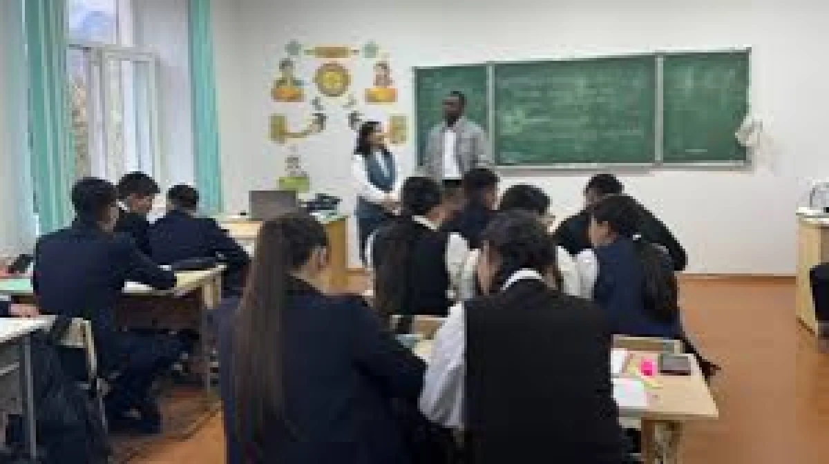 Из Ганы в Катон-Карагай: иностранный преподаватель вдохновляет сельских учеников на изучение английского и STEM