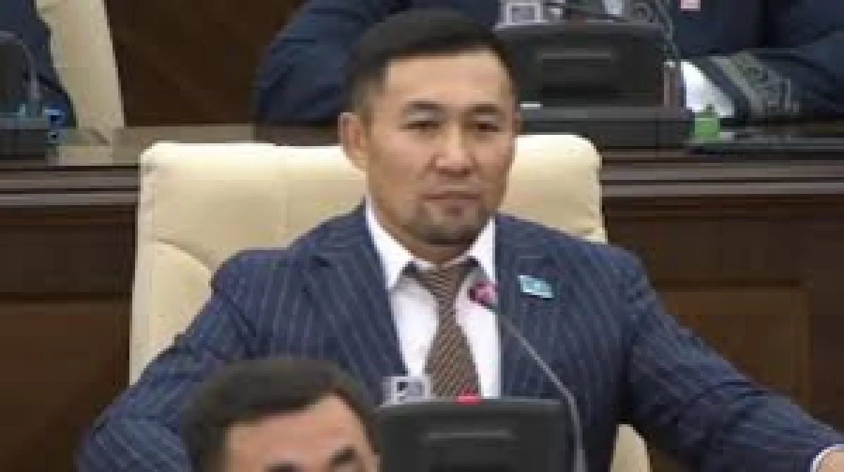«Құрметімді жеткізгім келді»: Ардақ Назаров парламентте не себепті анасын құттықтағанын түсіндірді