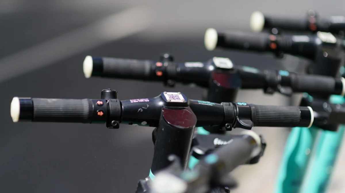 В Казахстане предлагают запретить движение электросамокатов по тротуарам