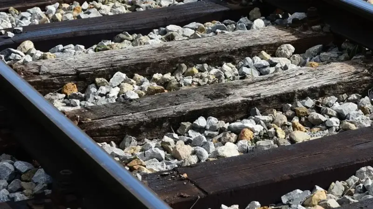 Три человека погибли под поездом в Карагандинской области